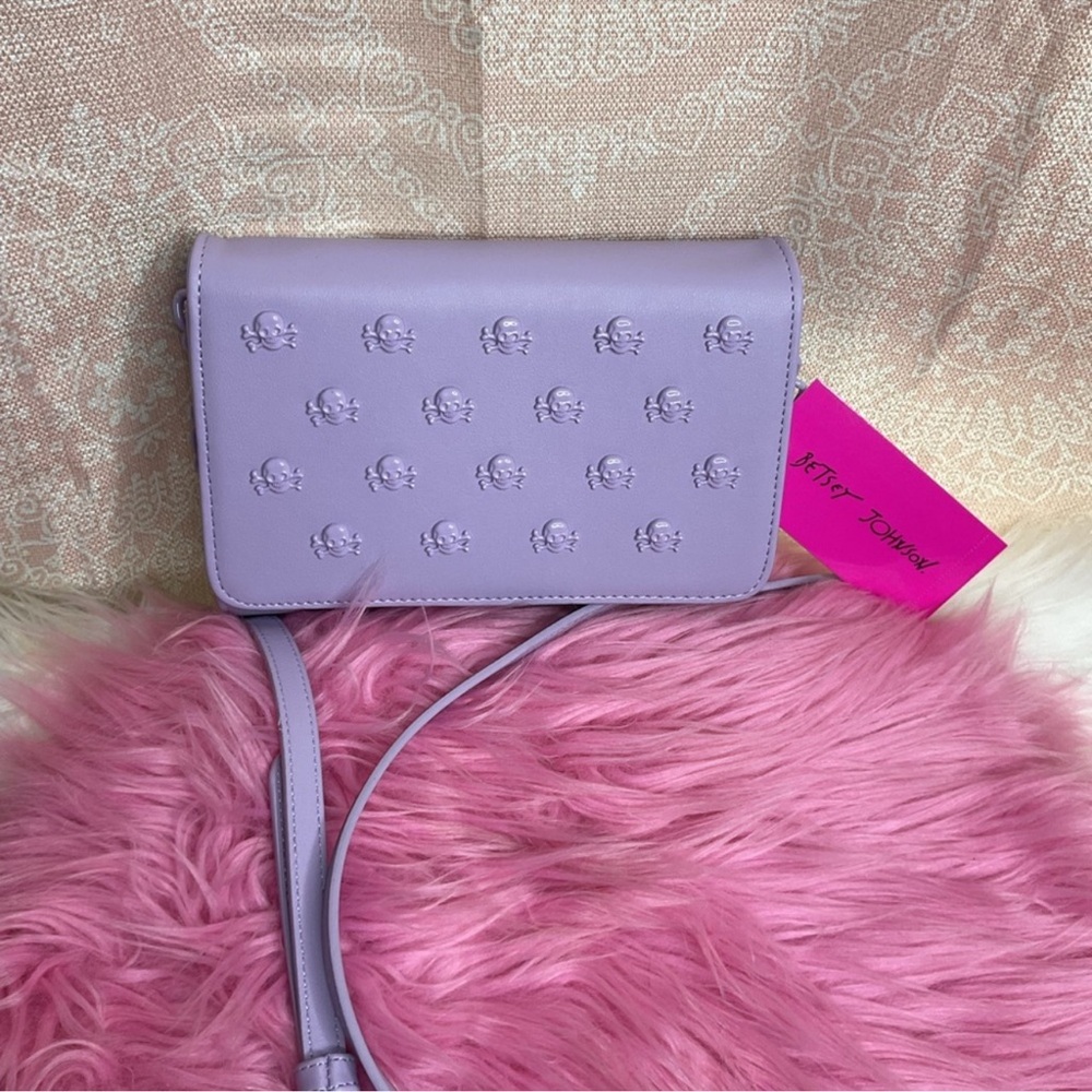 NWT Betsey Johnson Lavender‎ XOSYBIL2 Crossbody Clutch Handbag Purse SKULLS